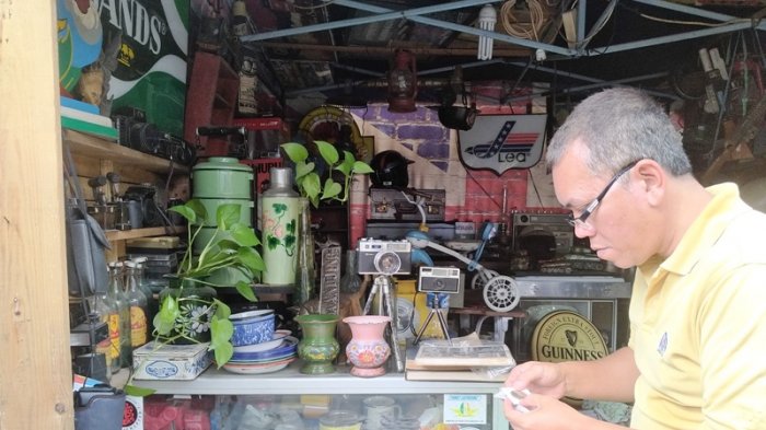 Murzaki, pemburu mata uang lama di Kawasan Pasar Klitik Kota Lama Semarang, Rabu (15/8/2018)